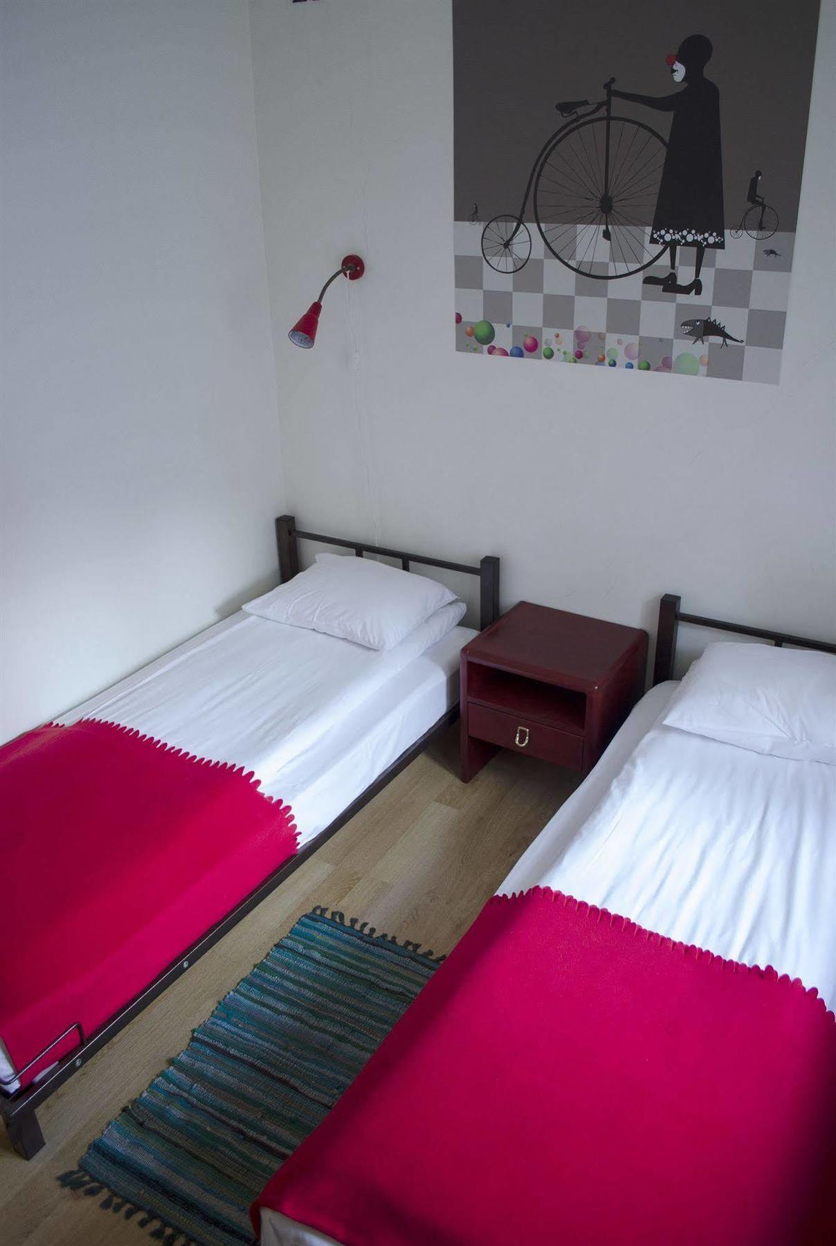 Red Nose Hostel With Self-Check In Riga Esterno foto