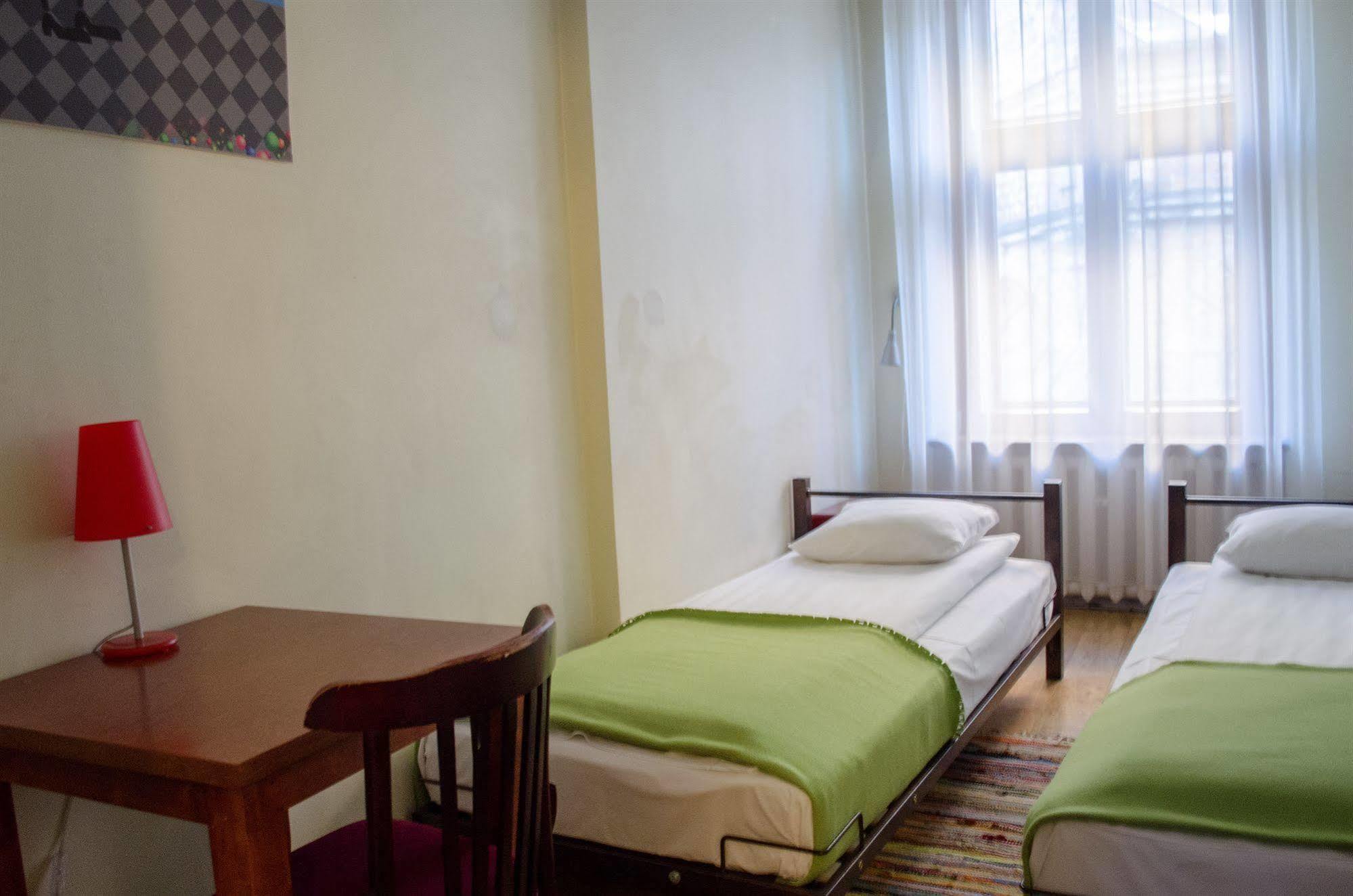 Red Nose Hostel With Self-Check In Riga Esterno foto