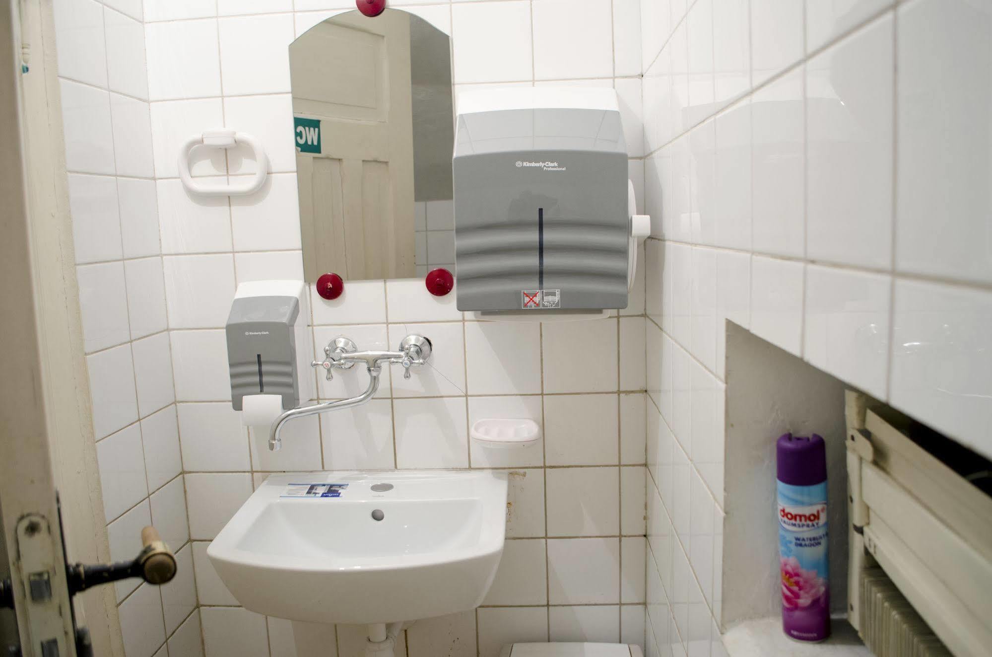 Red Nose Hostel With Self-Check In Riga Esterno foto